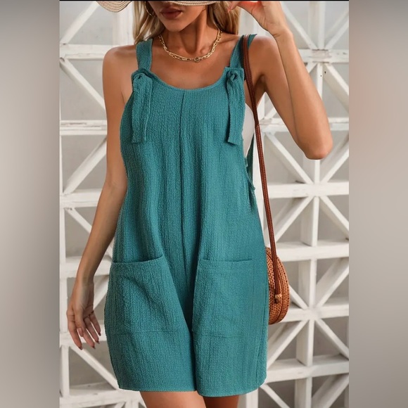 Romper solid patched pockets, versatile knot front strap. Size: Various - Picture 2 of 5
